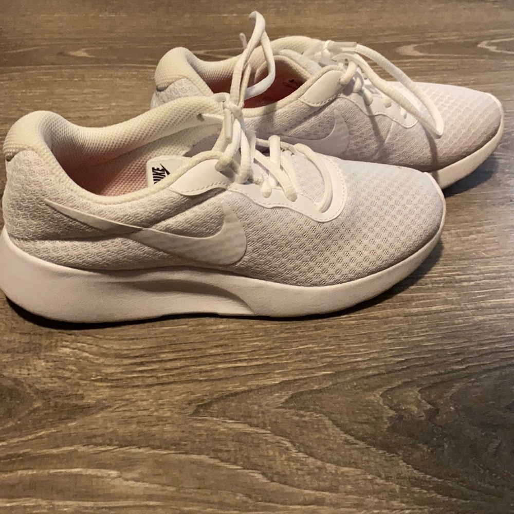 White Nike Shoes / sneakers